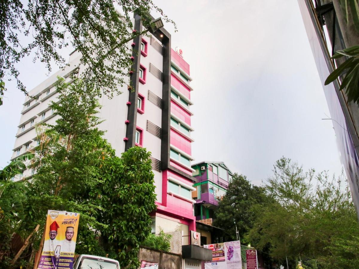 Vaccinated Staff - Capital O 454 Raising Hotel Makassar Esterno foto