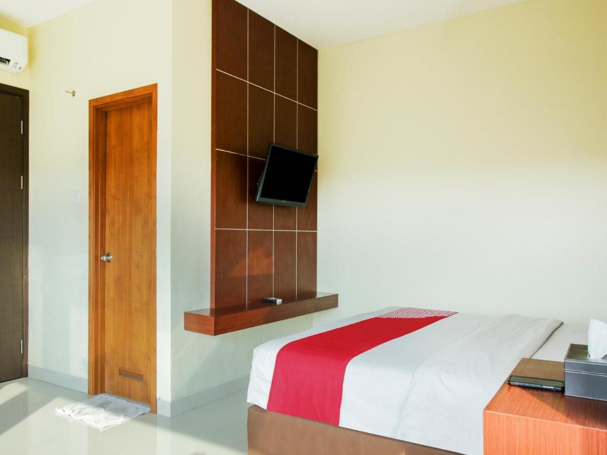 Vaccinated Staff - Capital O 454 Raising Hotel Makassar Esterno foto