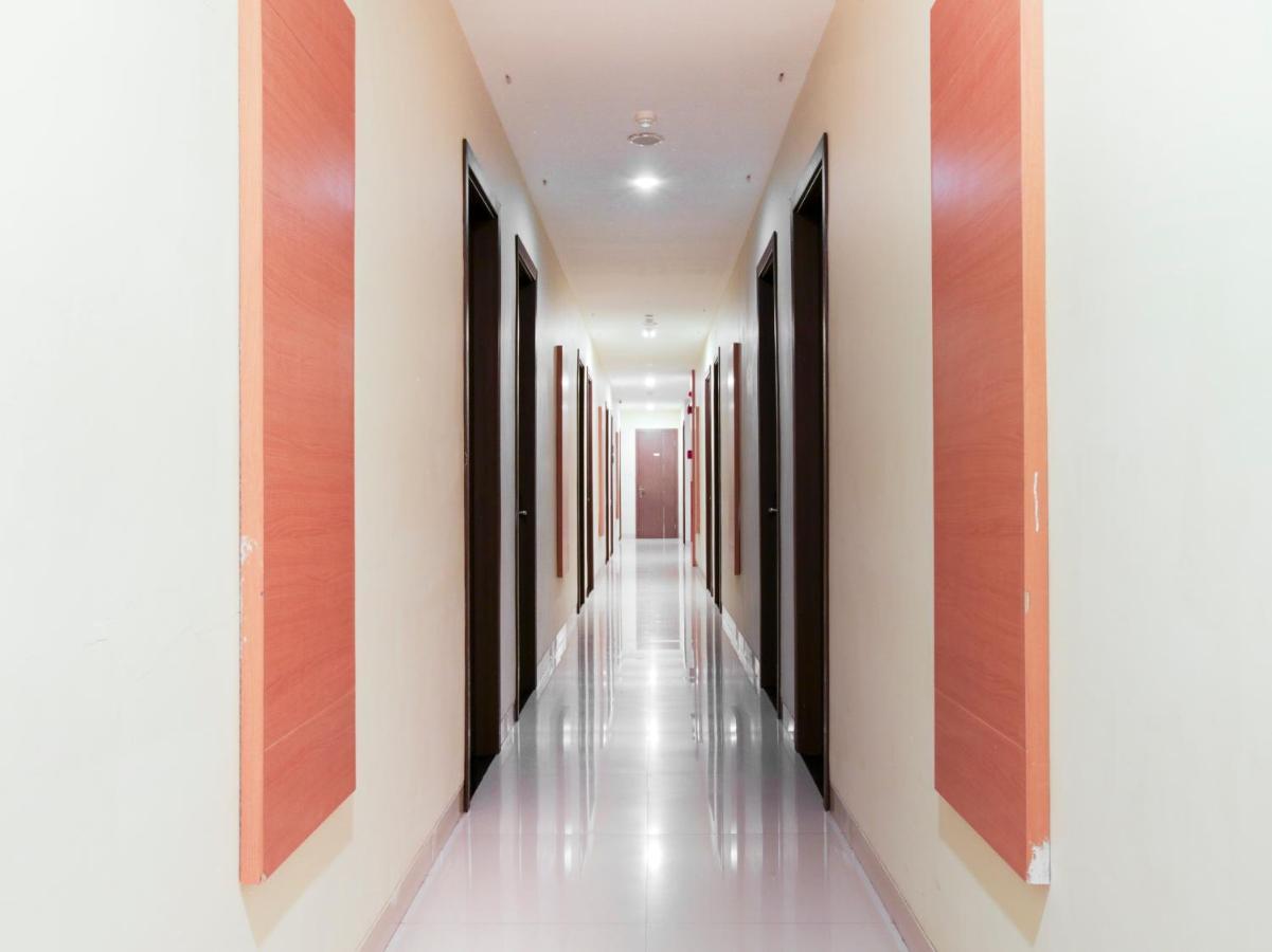 Vaccinated Staff - Capital O 454 Raising Hotel Makassar Esterno foto